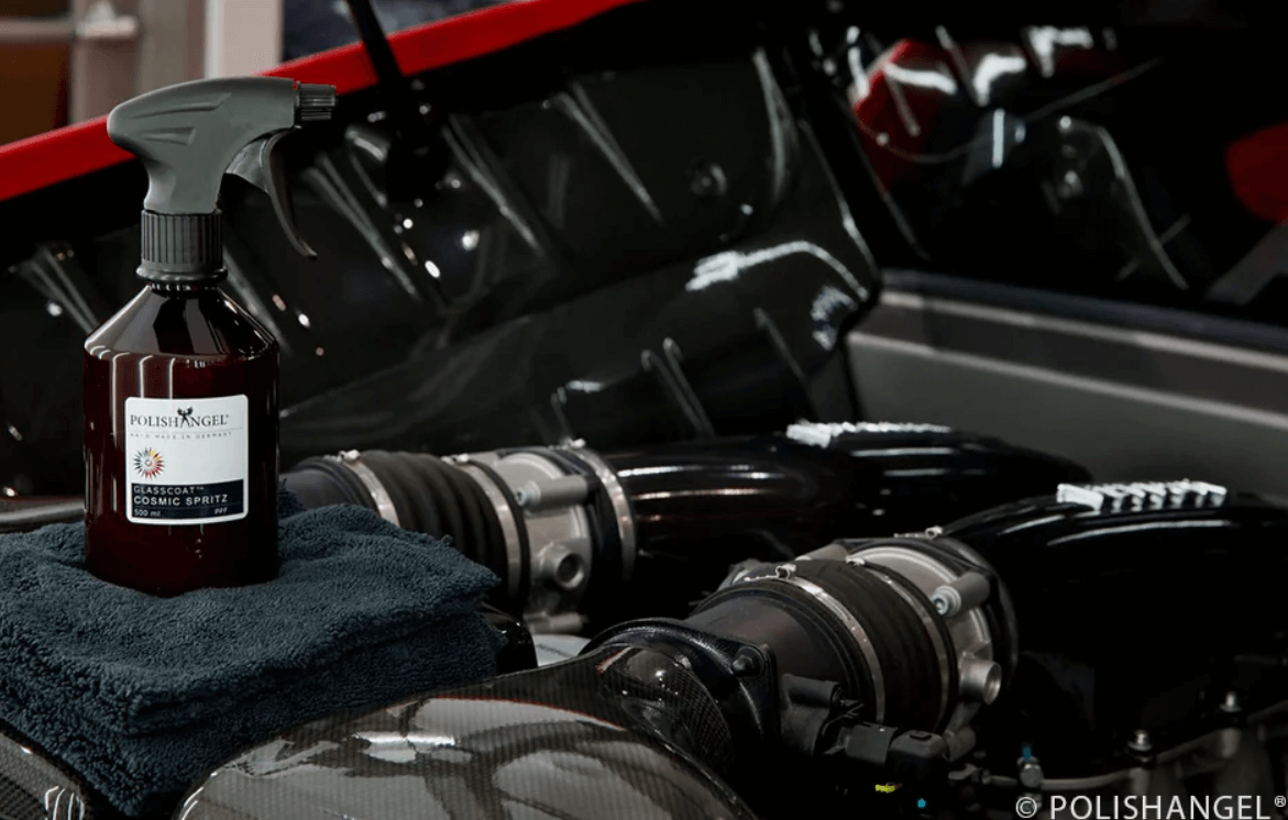 PolishAngel Cosmic Spritz op Ferrari motor – premium automotive care
